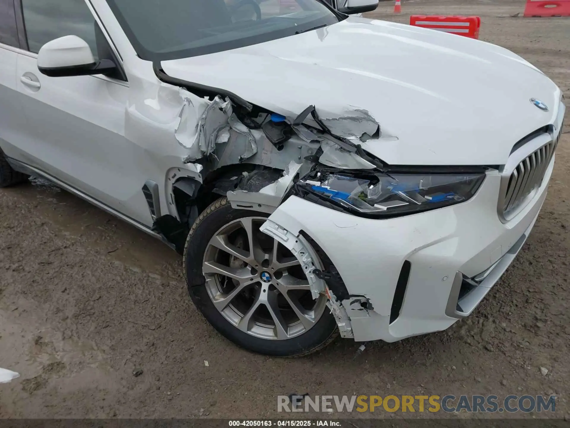 6 Photograph of a damaged car 5UX23EU08R9S68020 BMW X5 2024