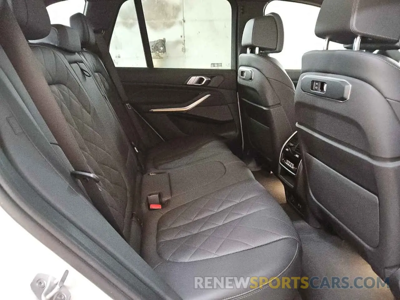 11 Photograph of a damaged car 5UX23EU08R9U20992 BMW X5 2024