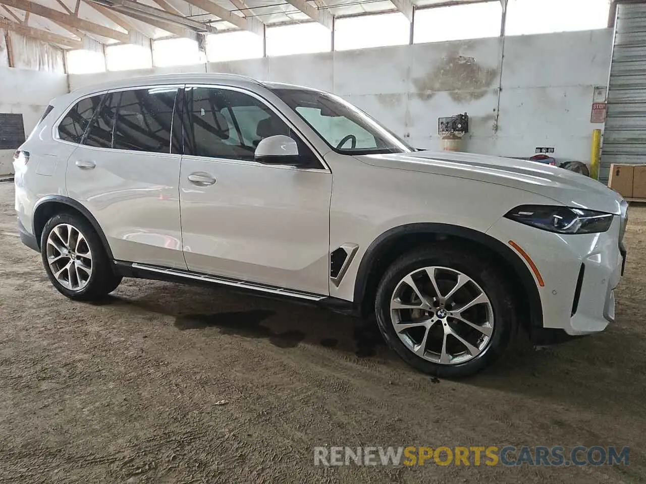 4 Photograph of a damaged car 5UX23EU08R9U20992 BMW X5 2024