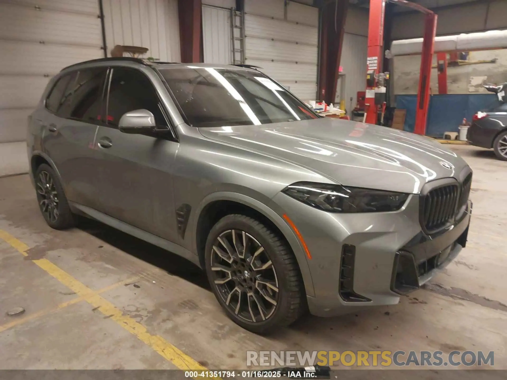 1 Photograph of a damaged car 5UX23EU08R9U39588 BMW X5 2024