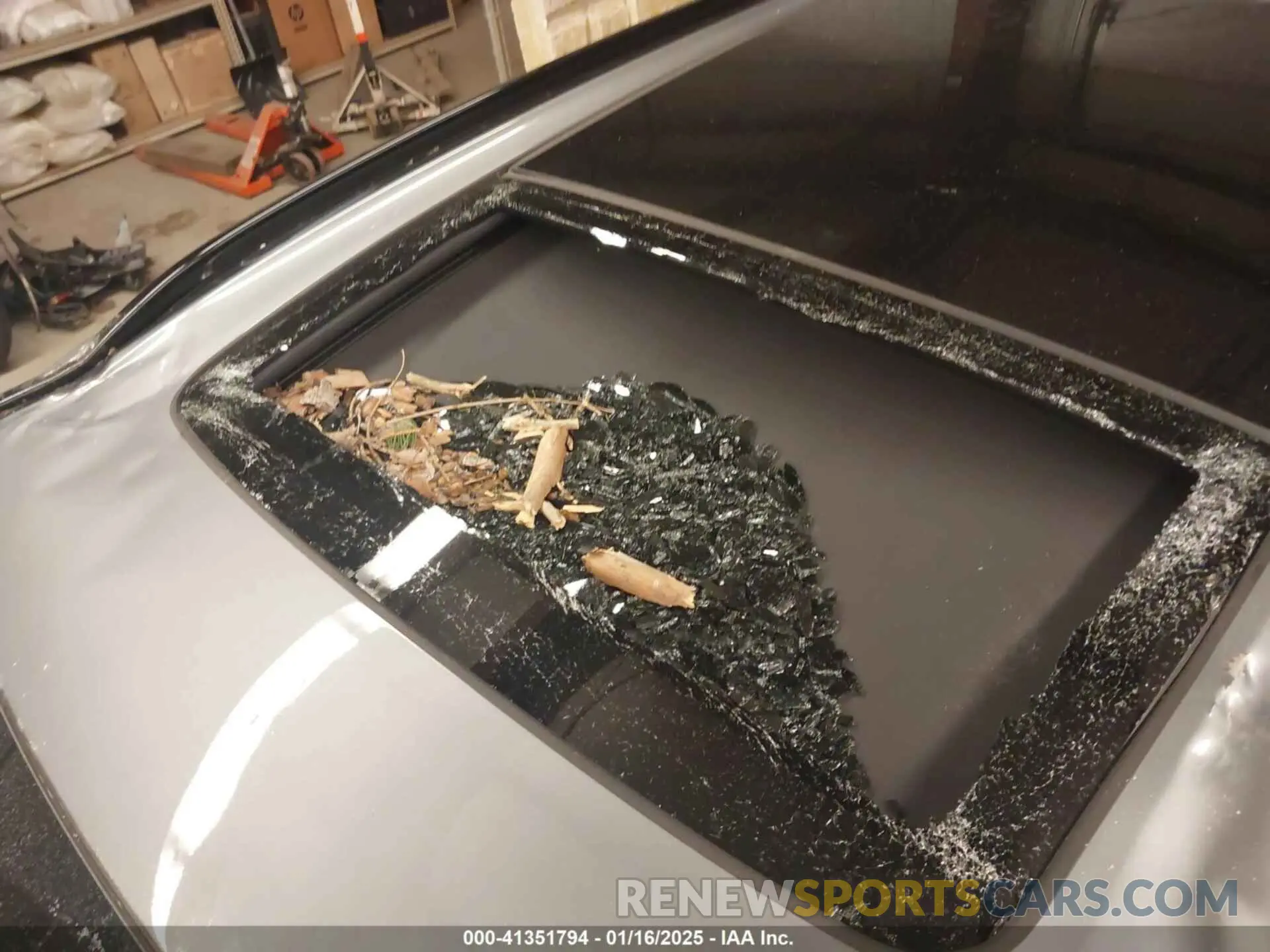 12 Photograph of a damaged car 5UX23EU08R9U39588 BMW X5 2024