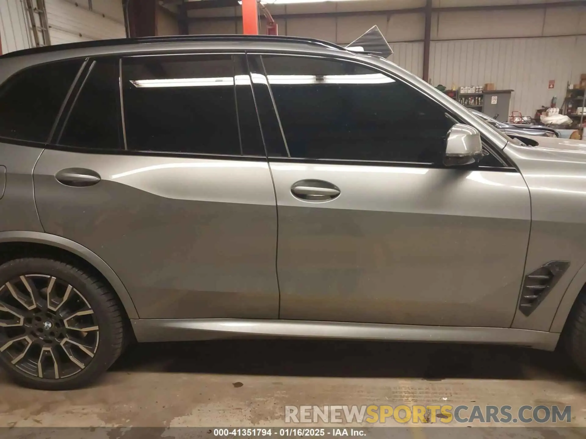 14 Photograph of a damaged car 5UX23EU08R9U39588 BMW X5 2024
