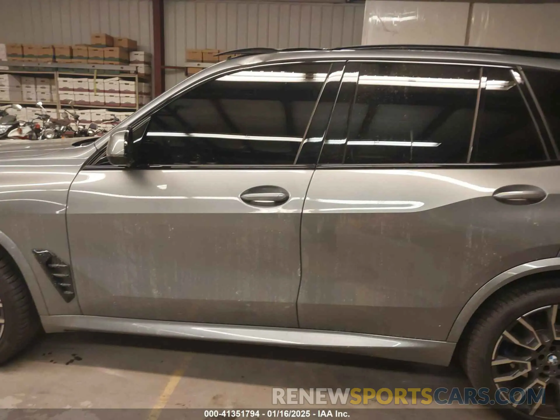 15 Photograph of a damaged car 5UX23EU08R9U39588 BMW X5 2024