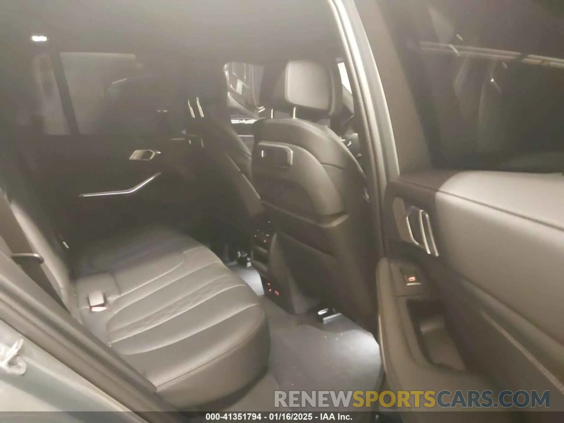8 Photograph of a damaged car 5UX23EU08R9U39588 BMW X5 2024