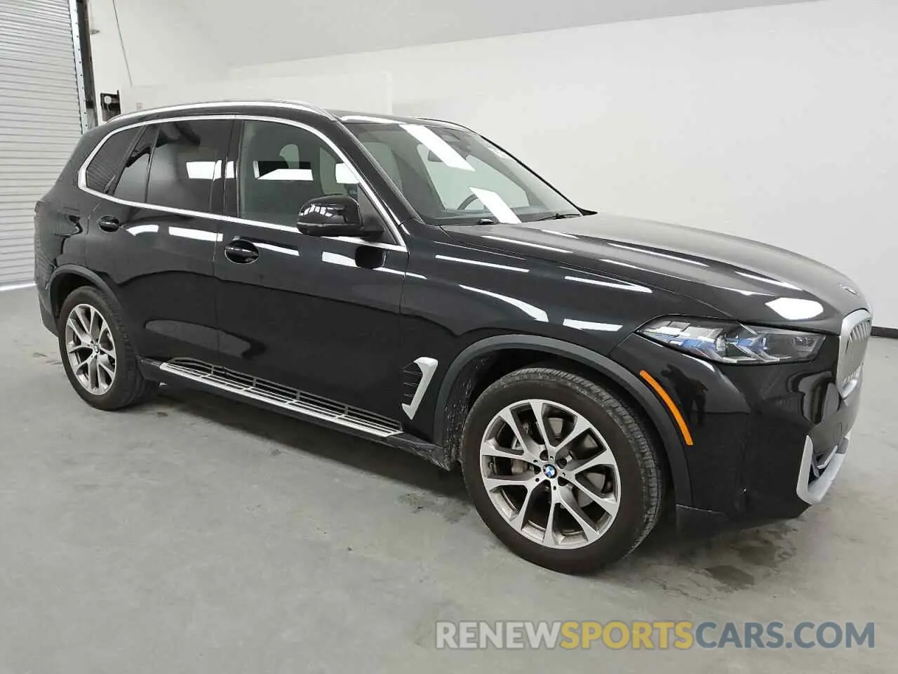 4 Photograph of a damaged car 5UX23EU09R9U70607 BMW X5 2024