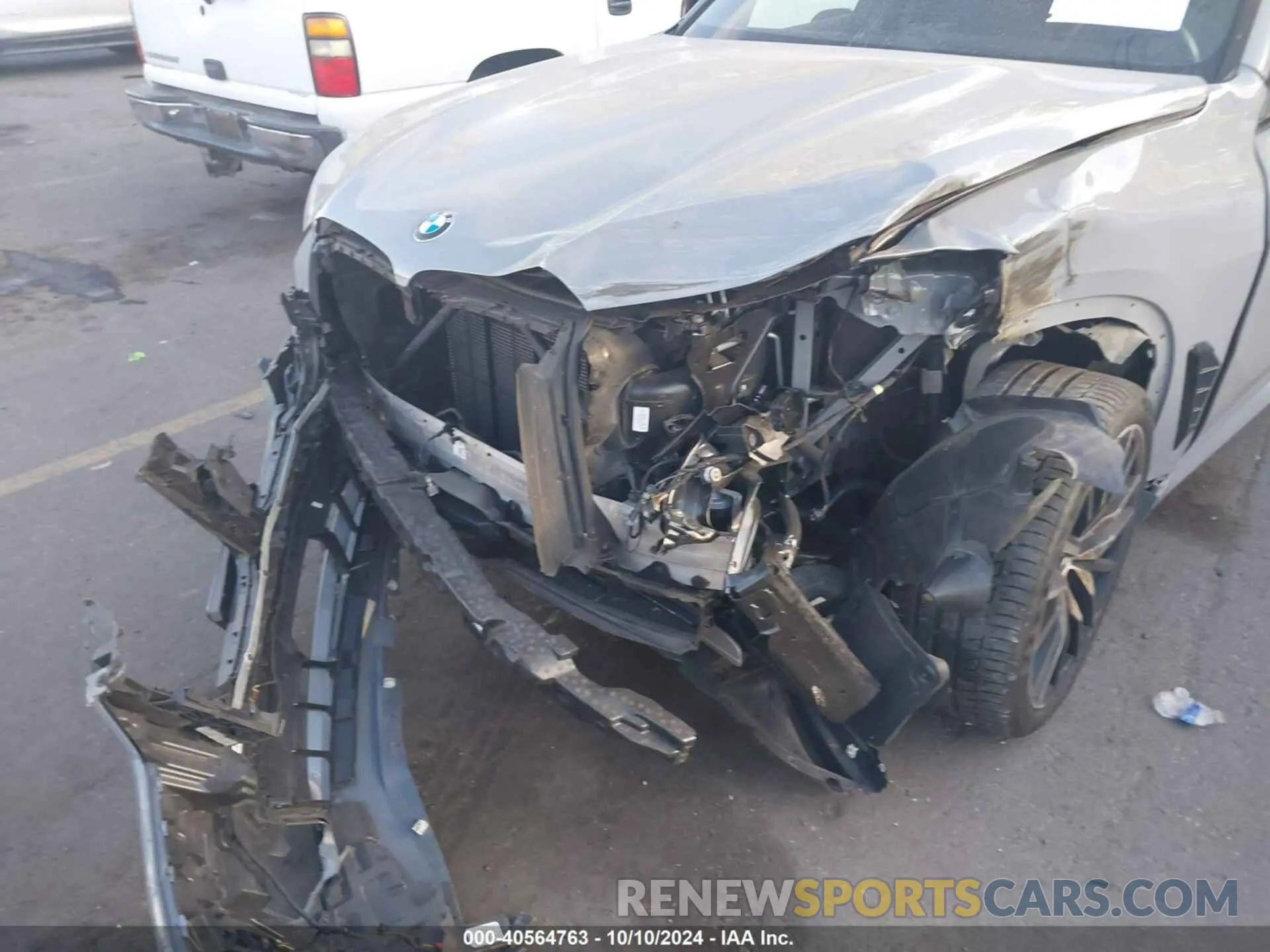 6 Photograph of a damaged car 5UX33EU01R9S37972 BMW X5 2024