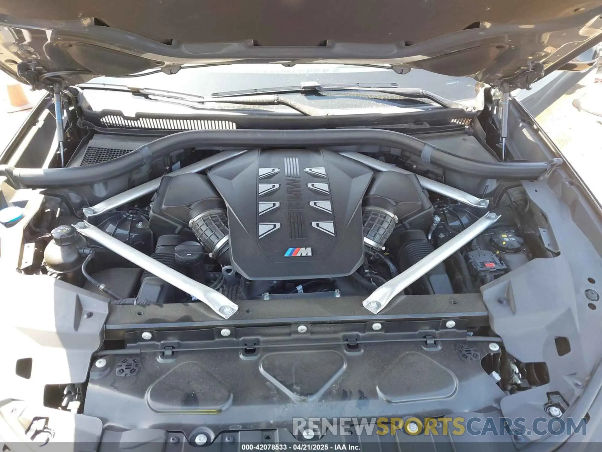 10 Photograph of a damaged car 5UX33EU03R9S46754 BMW X5 2024