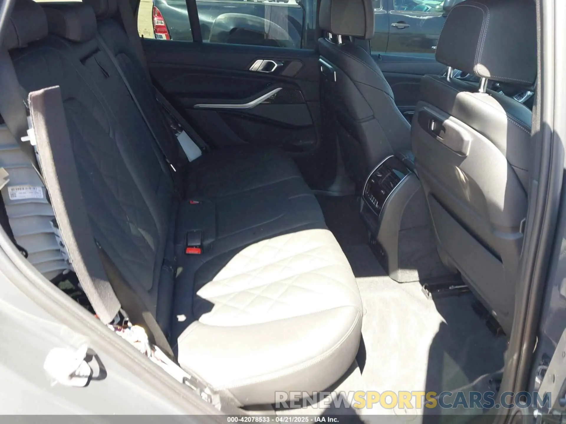8 Photograph of a damaged car 5UX33EU03R9S46754 BMW X5 2024