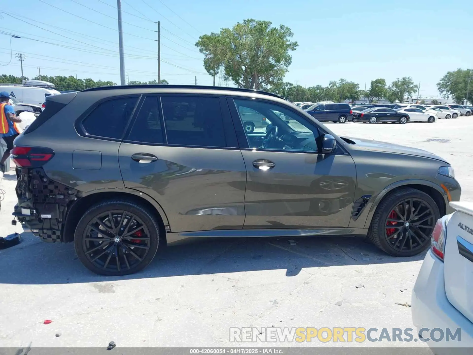 14 Photograph of a damaged car 5UX33EU04R9U60278 BMW X5 2024