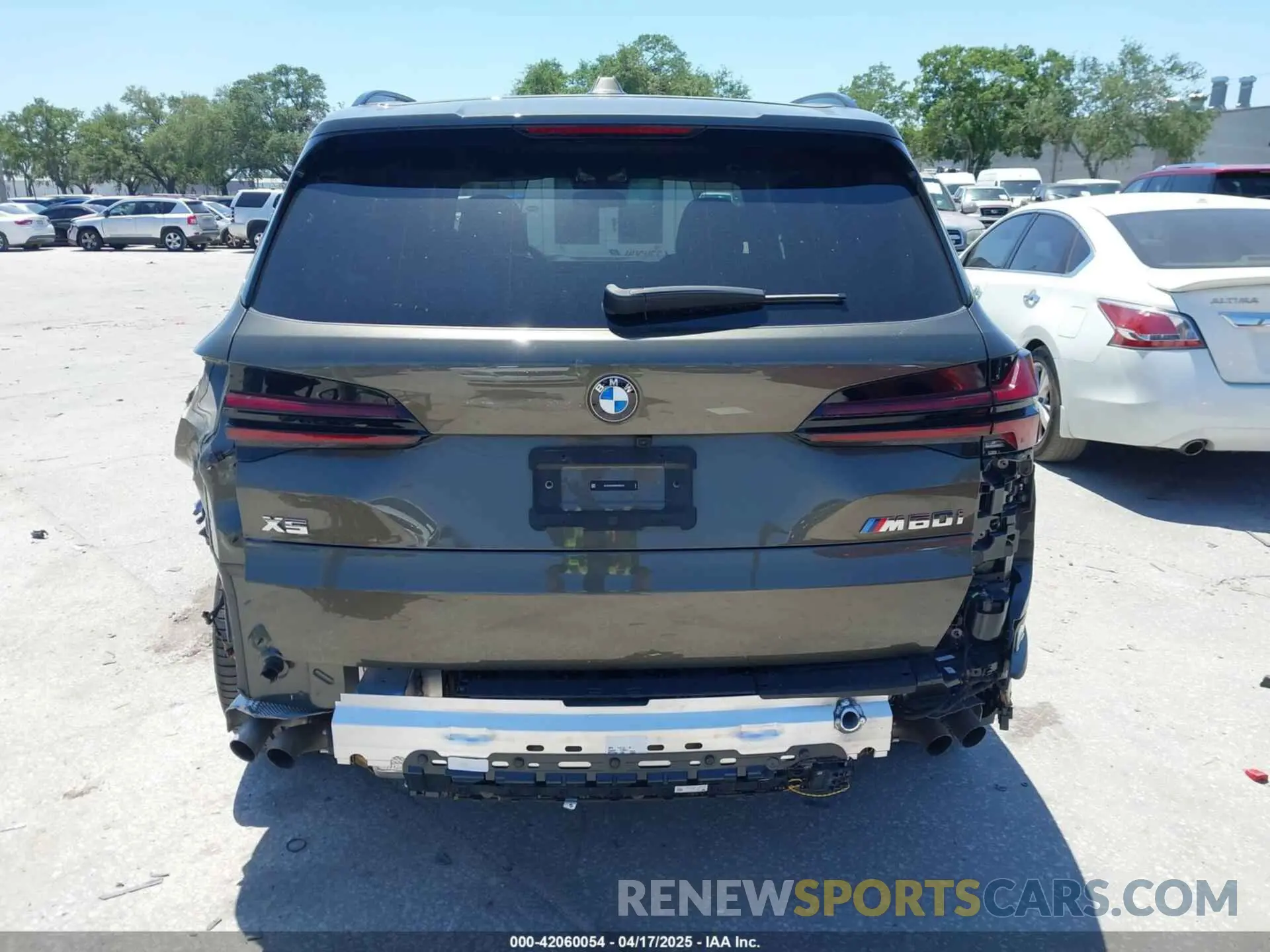 17 Photograph of a damaged car 5UX33EU04R9U60278 BMW X5 2024