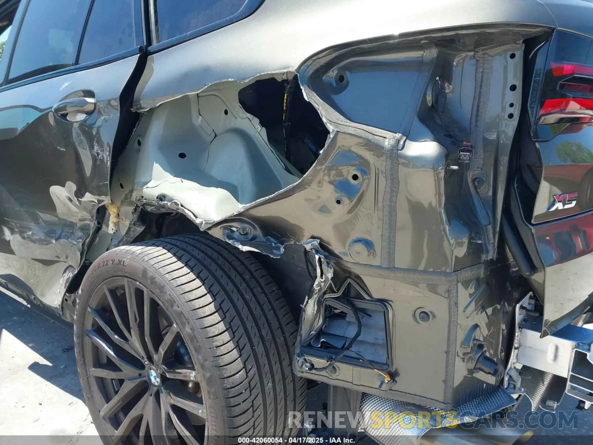 18 Photograph of a damaged car 5UX33EU04R9U60278 BMW X5 2024