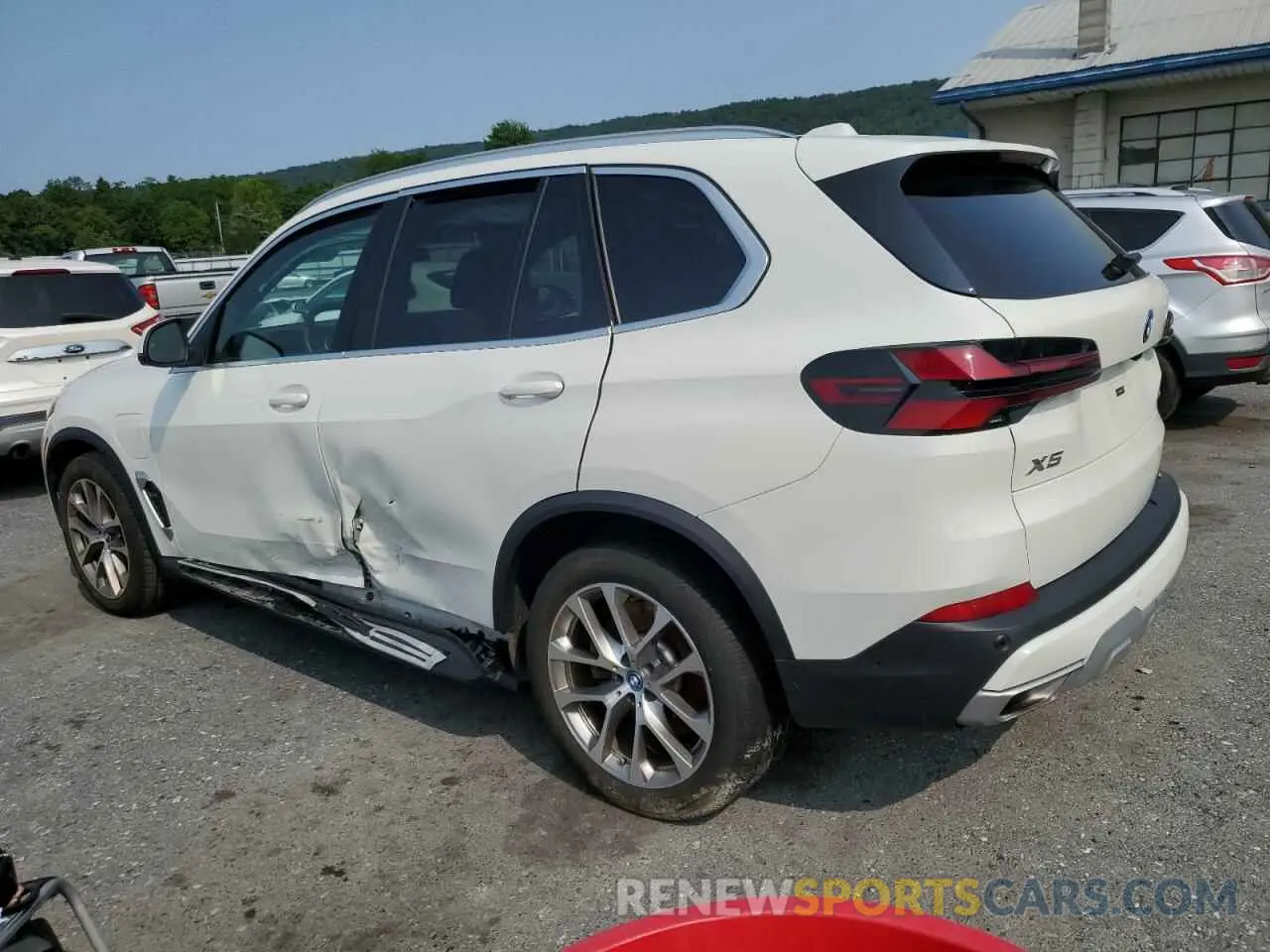 2 Photograph of a damaged car 5UX43EU01R9U24147 BMW X5 2024