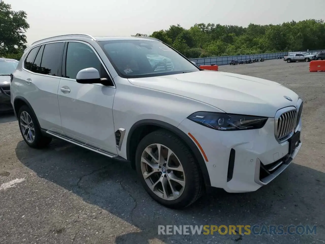 4 Photograph of a damaged car 5UX43EU01R9U24147 BMW X5 2024