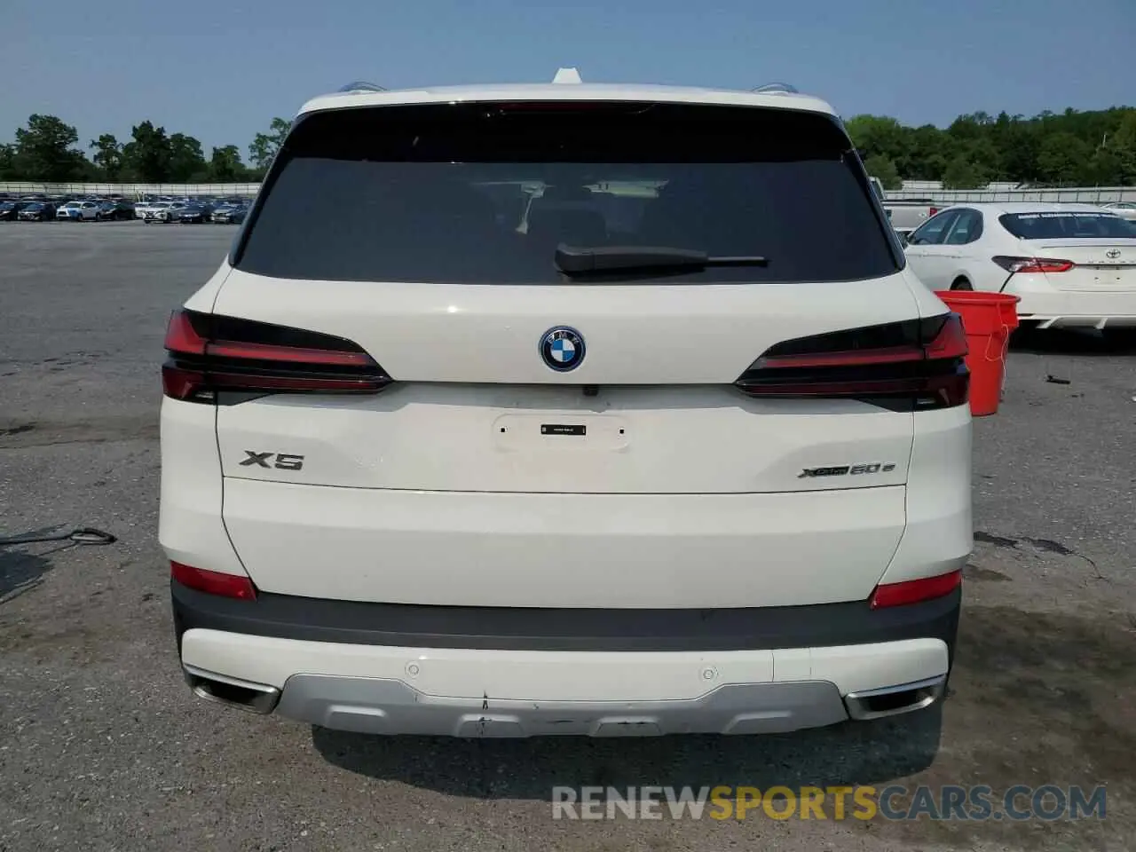6 Photograph of a damaged car 5UX43EU01R9U24147 BMW X5 2024