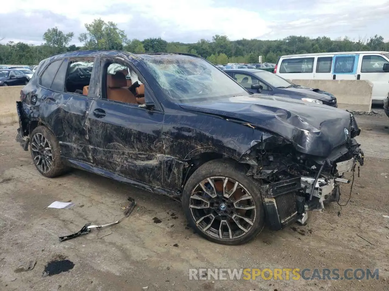 4 Photograph of a damaged car 5UX43EU05R9T10068 BMW X5 2024