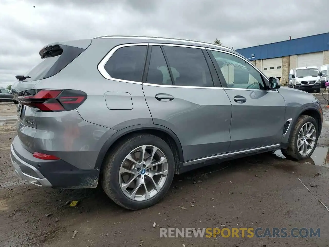 3 Photograph of a damaged car 5UX43EU09R9T80477 BMW X5 2024