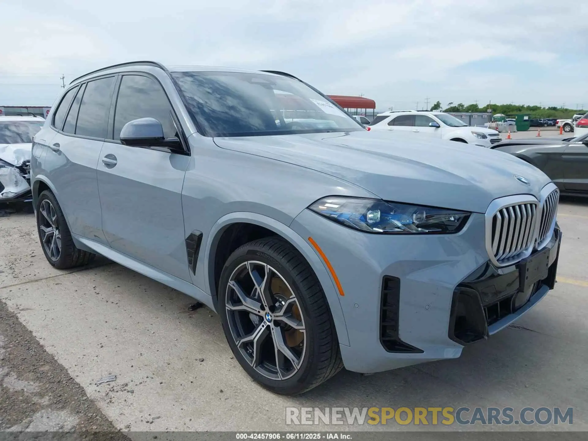 1 Photograph of a damaged car 5UX13EU01S9Y85163 BMW X5 2025