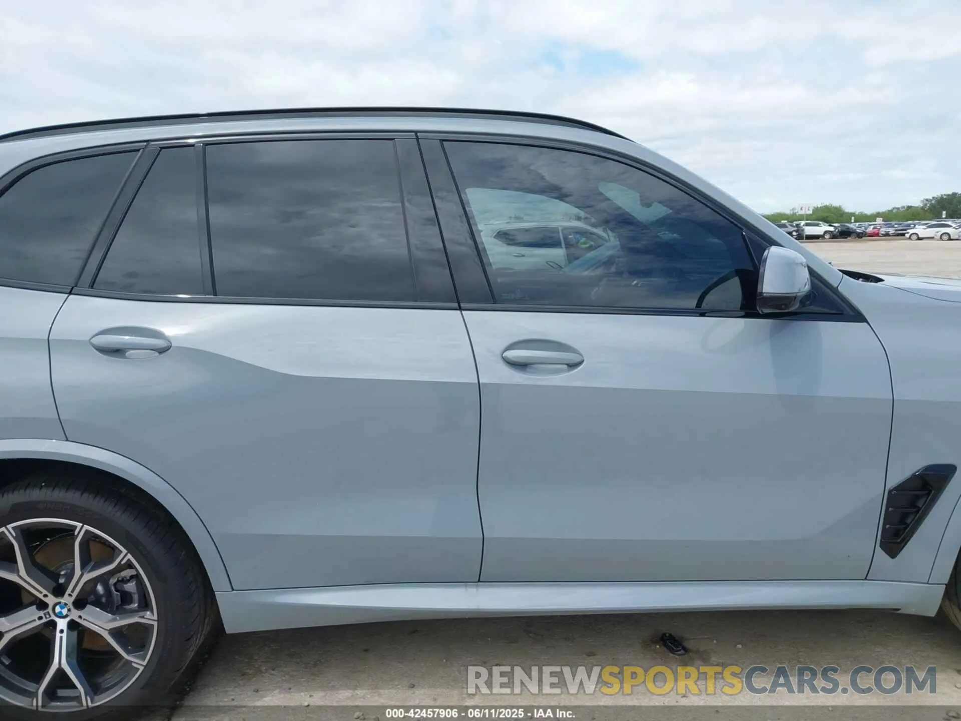 14 Photograph of a damaged car 5UX13EU01S9Y85163 BMW X5 2025