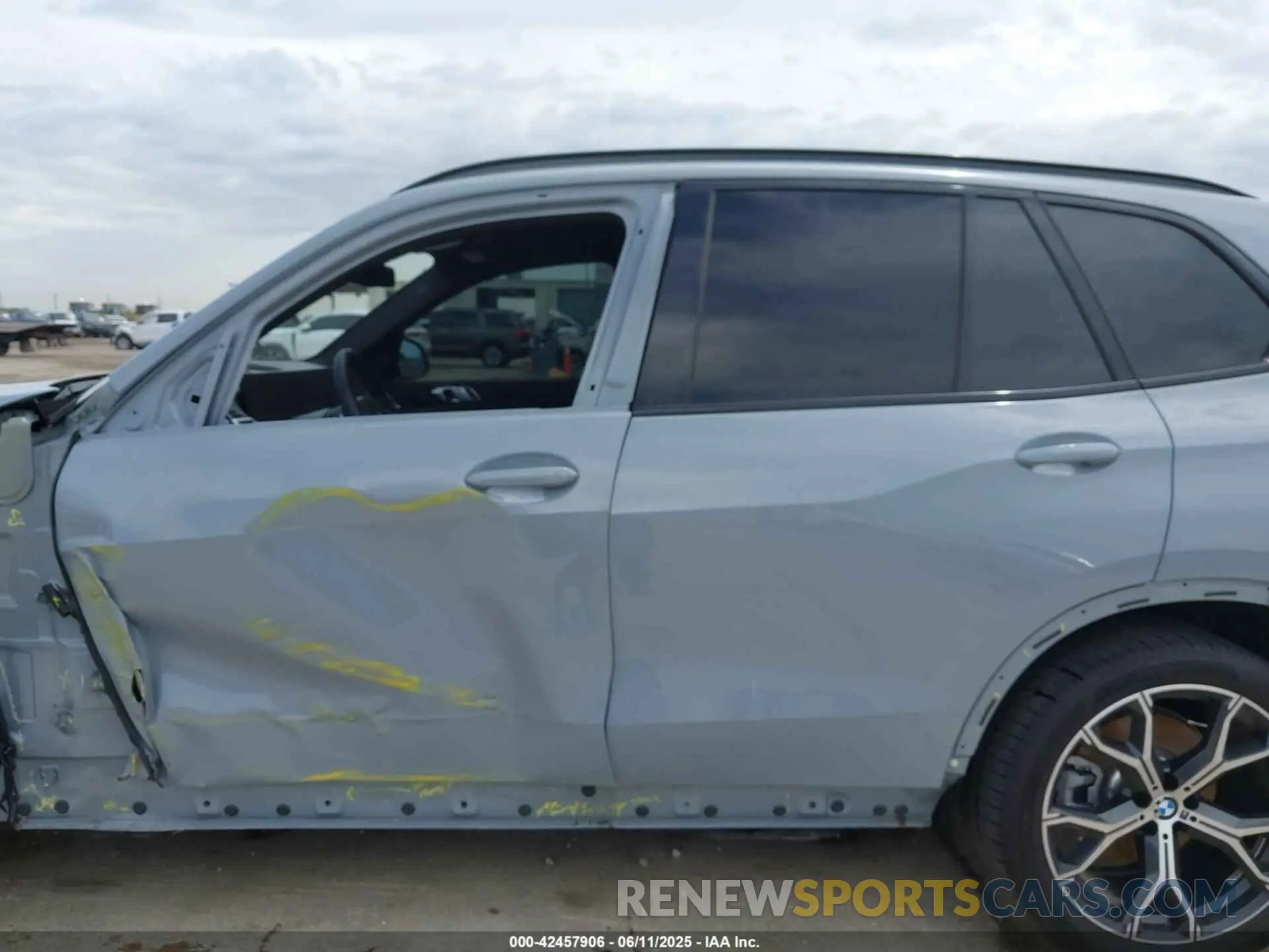 15 Photograph of a damaged car 5UX13EU01S9Y85163 BMW X5 2025