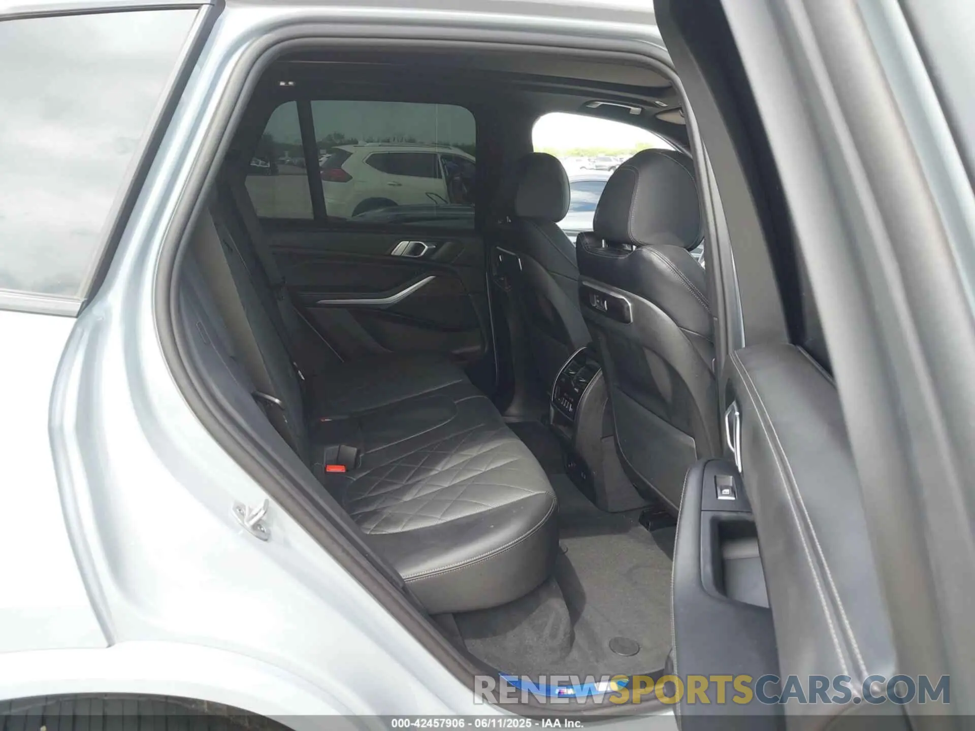 8 Photograph of a damaged car 5UX13EU01S9Y85163 BMW X5 2025