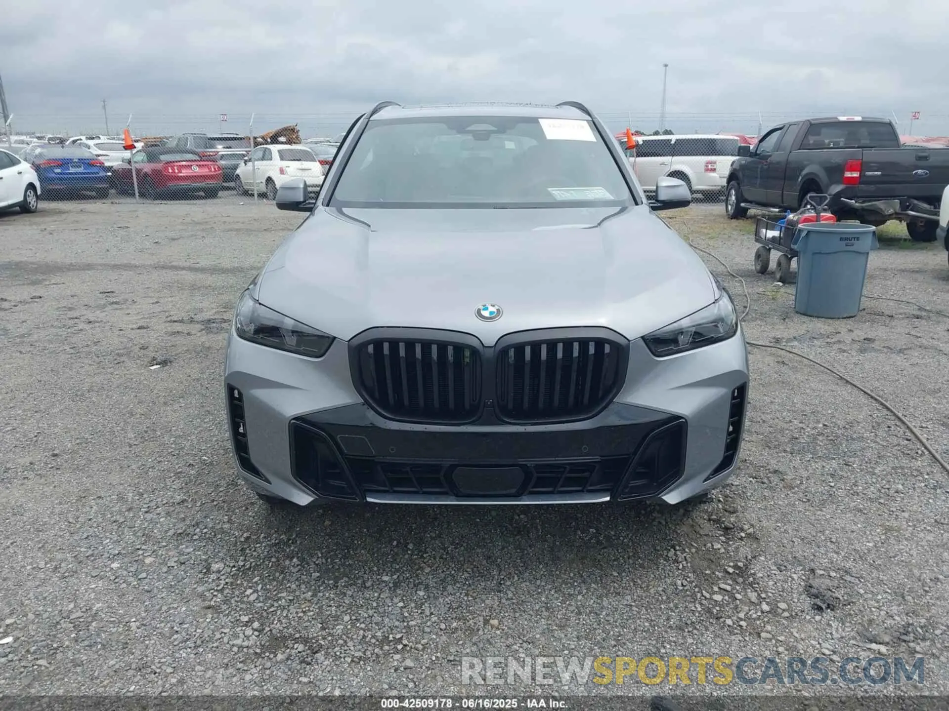 12 Photograph of a damaged car 5UX13EU02S9Y75337 BMW X5 2025