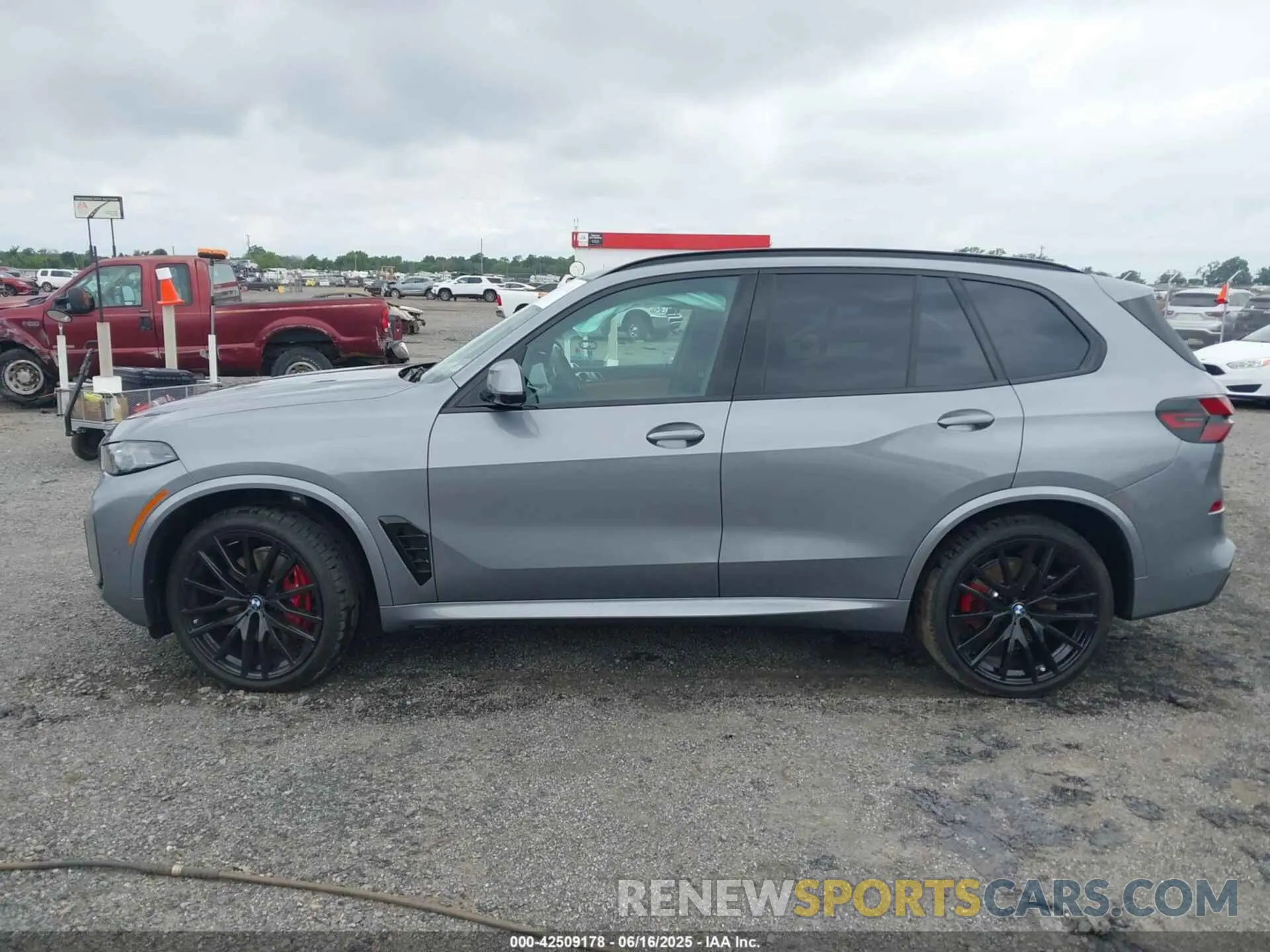 14 Photograph of a damaged car 5UX13EU02S9Y75337 BMW X5 2025