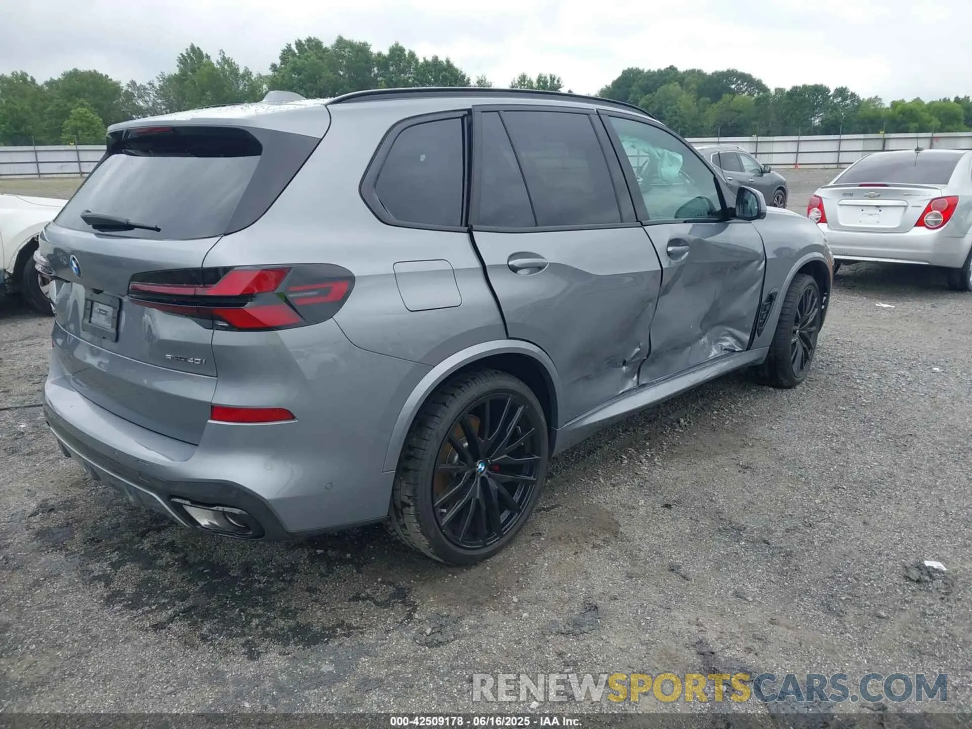 4 Photograph of a damaged car 5UX13EU02S9Y75337 BMW X5 2025