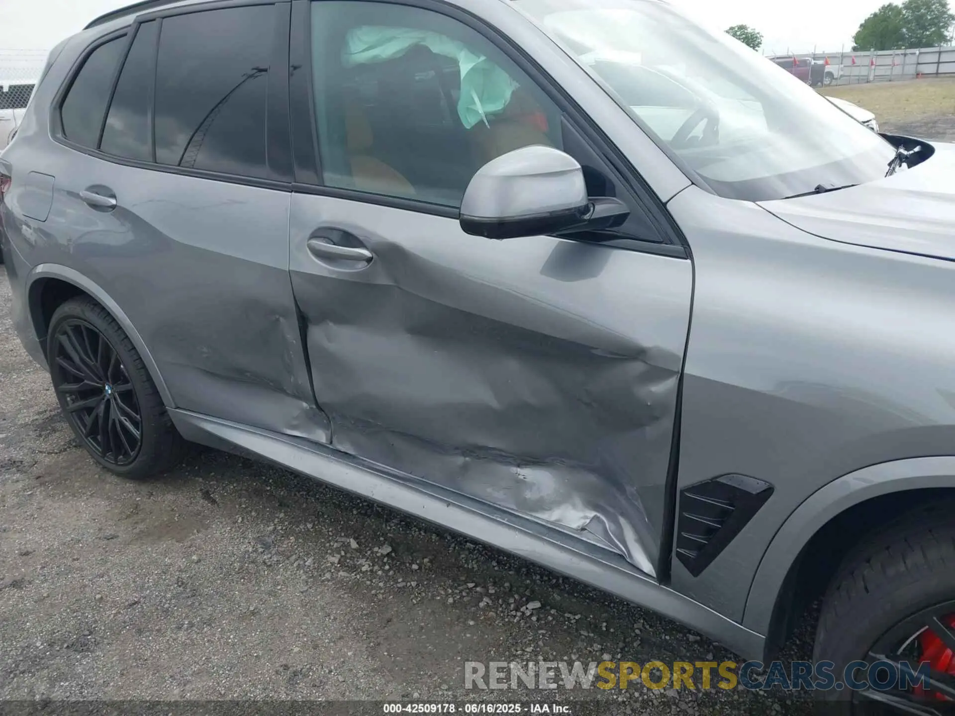6 Photograph of a damaged car 5UX13EU02S9Y75337 BMW X5 2025