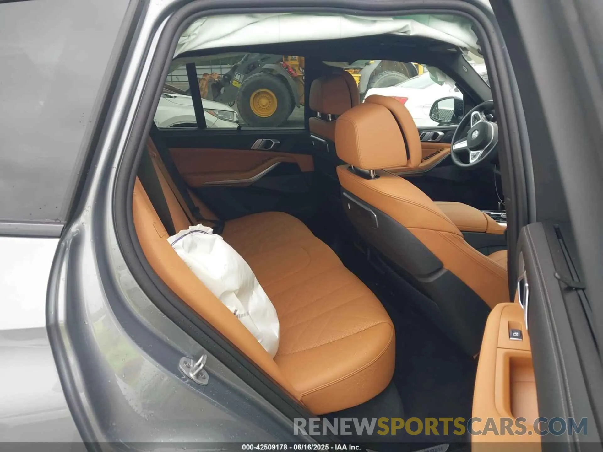 8 Photograph of a damaged car 5UX13EU02S9Y75337 BMW X5 2025
