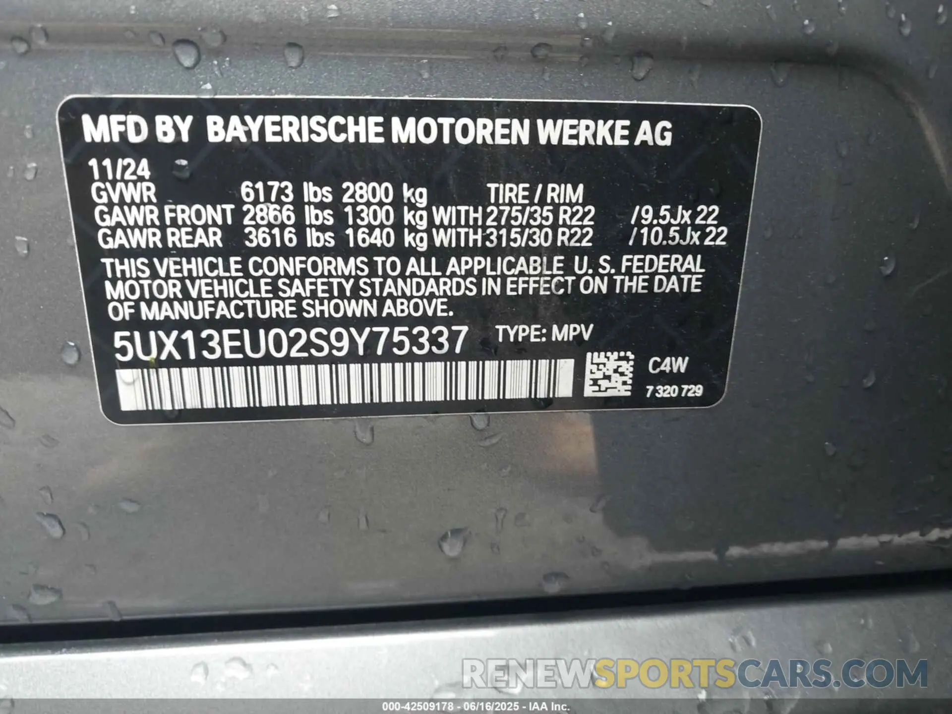 9 Photograph of a damaged car 5UX13EU02S9Y75337 BMW X5 2025