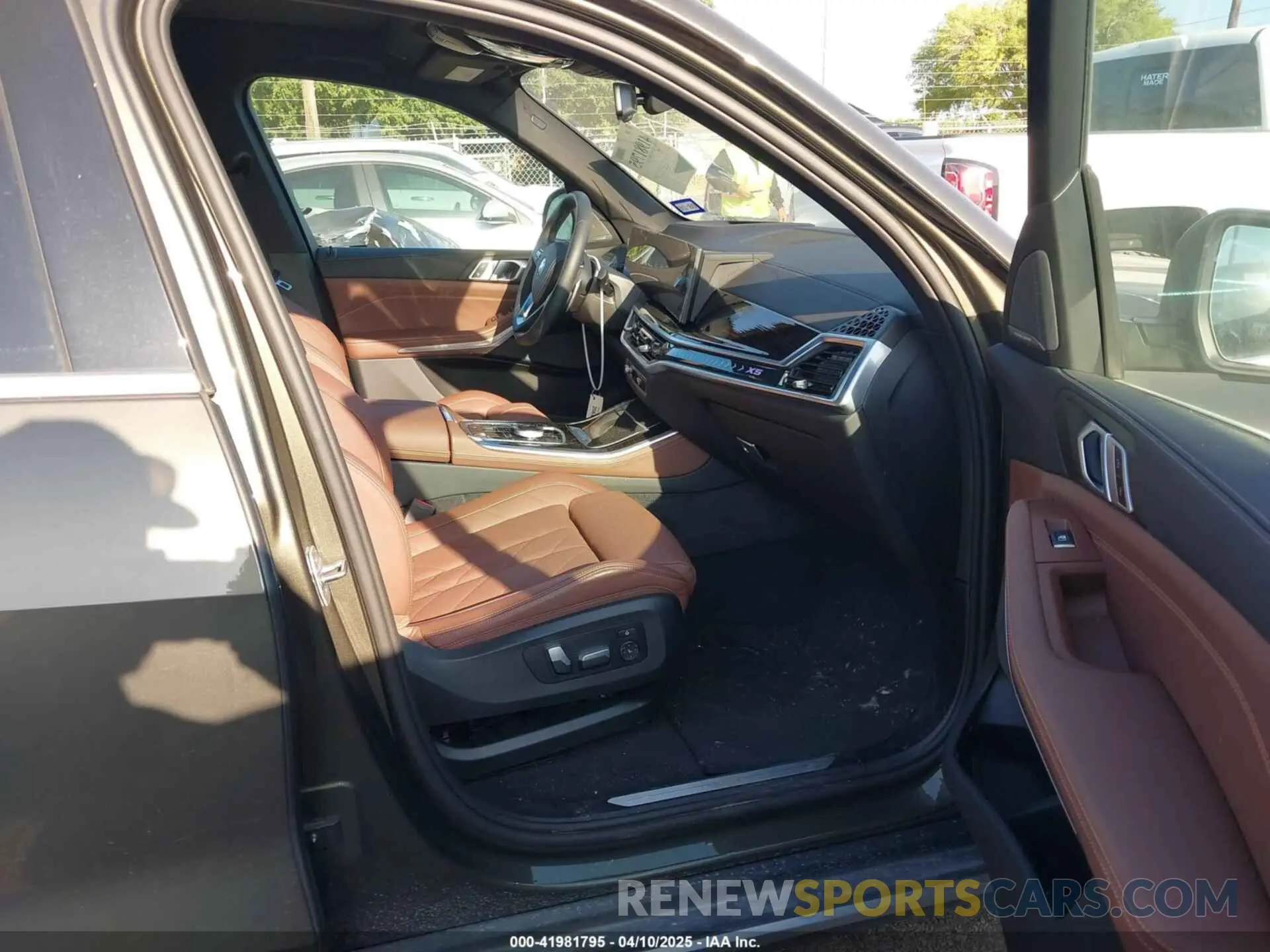 5 Photograph of a damaged car 5UX13EU05S9X56651 BMW X5 2025