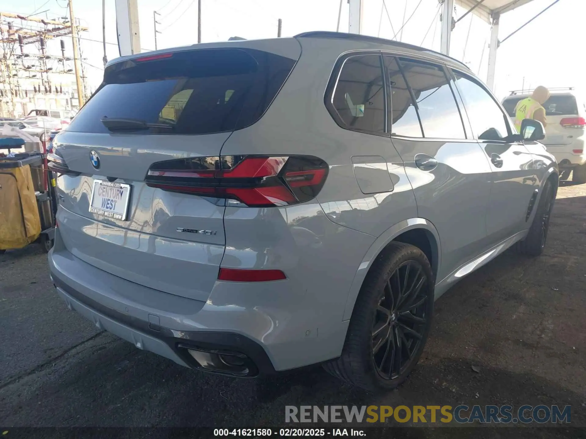 4 Photograph of a damaged car 5UX13EU06S9Y55088 BMW X5 2025