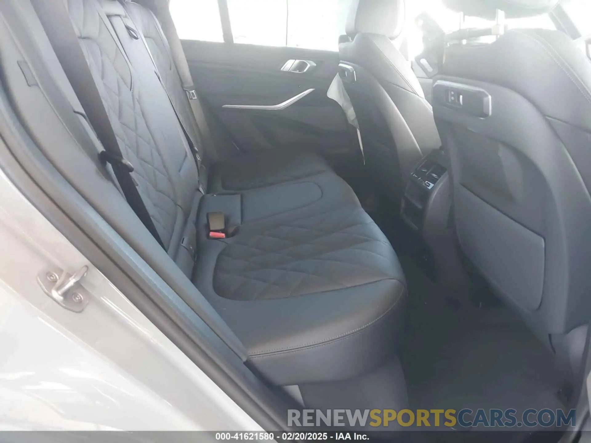 8 Photograph of a damaged car 5UX13EU06S9Y55088 BMW X5 2025
