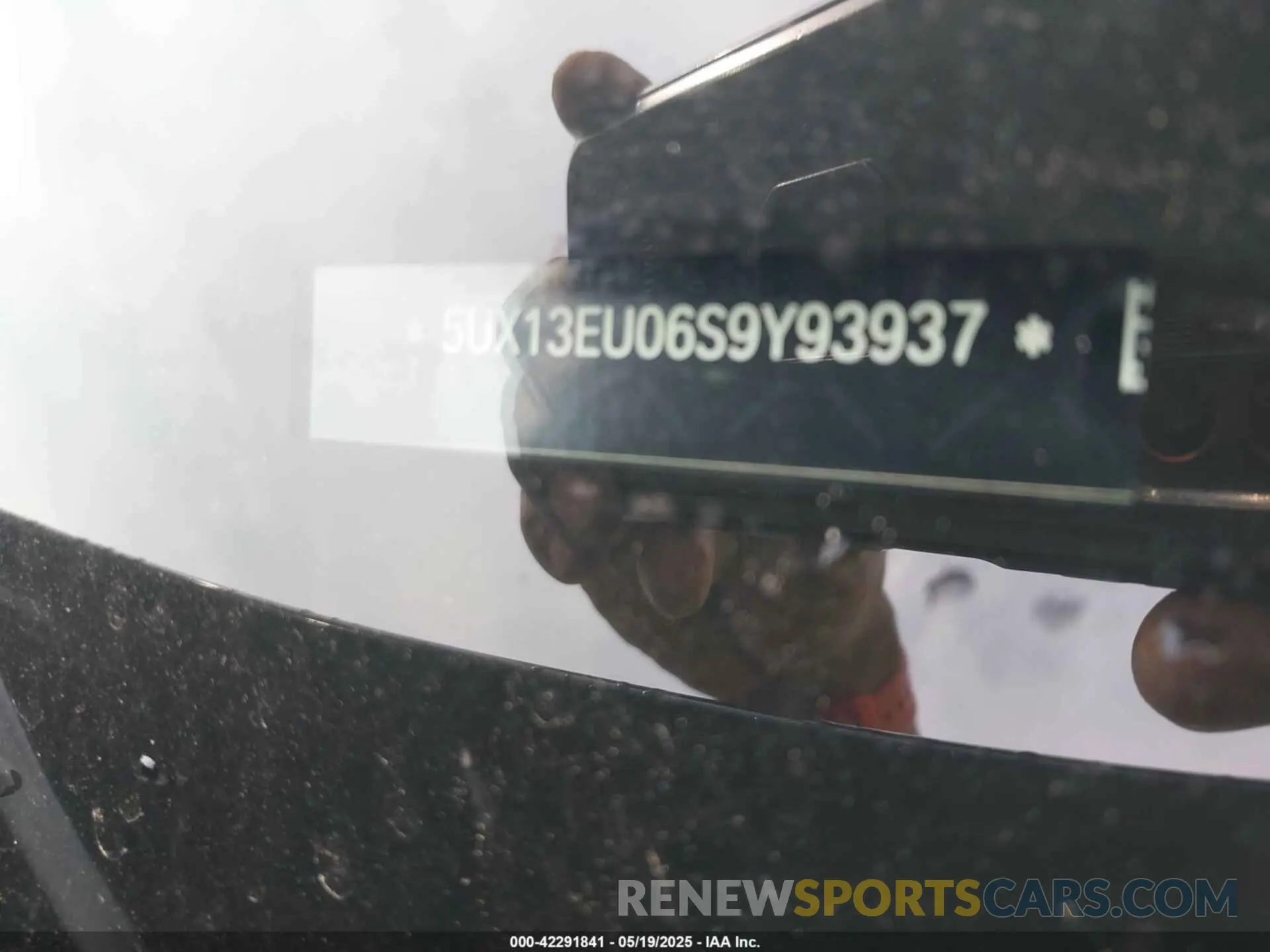9 Photograph of a damaged car 5UX13EU06S9Y93937 BMW X5 2025