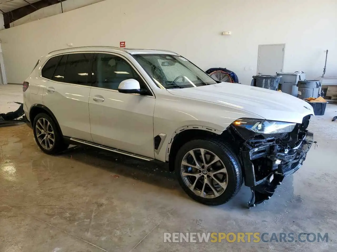 4 Photograph of a damaged car 5UX13EU07S9W29951 BMW X5 2025