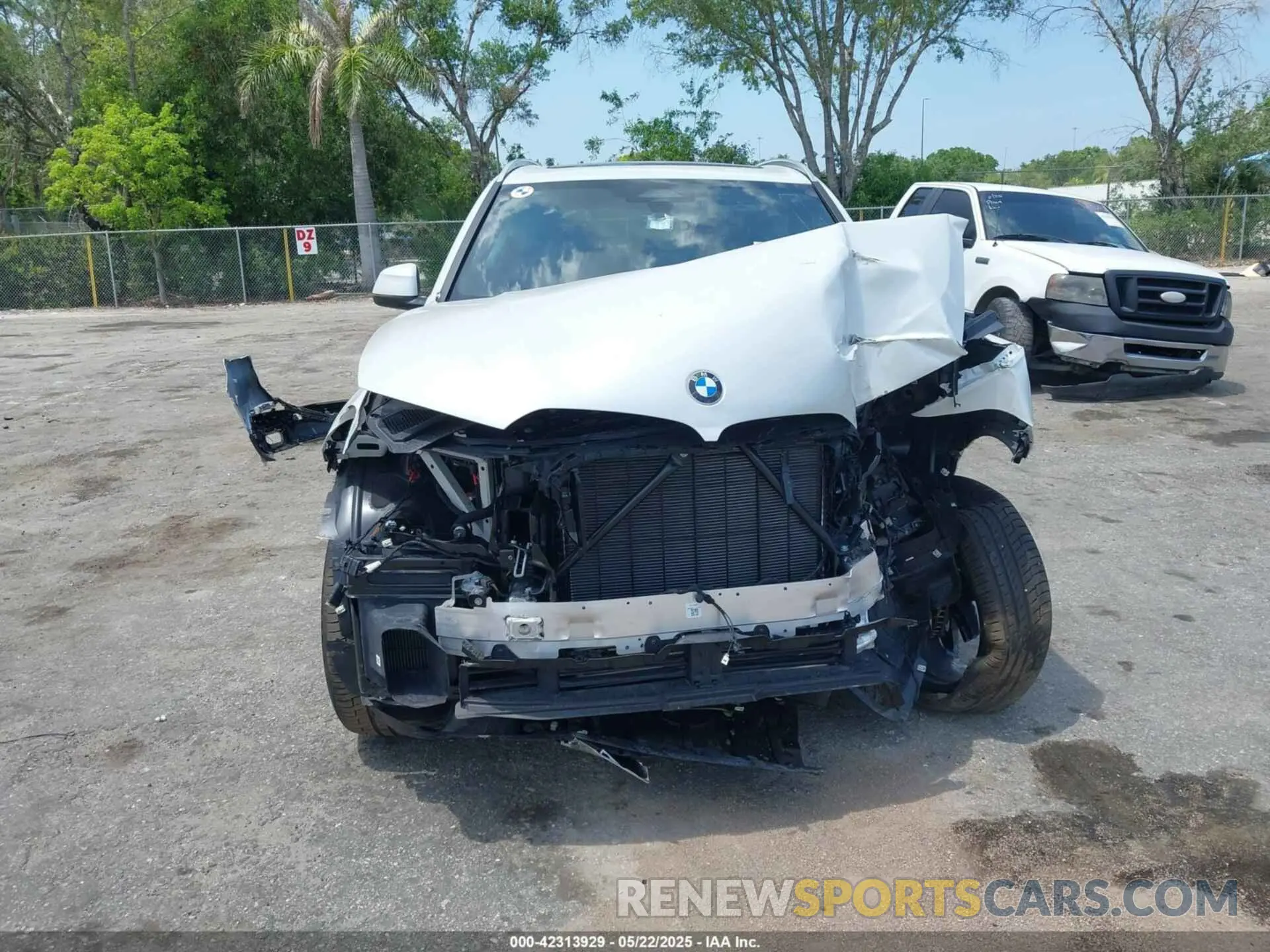 6 Photograph of a damaged car 5UX13EU07S9X97721 BMW X5 2025