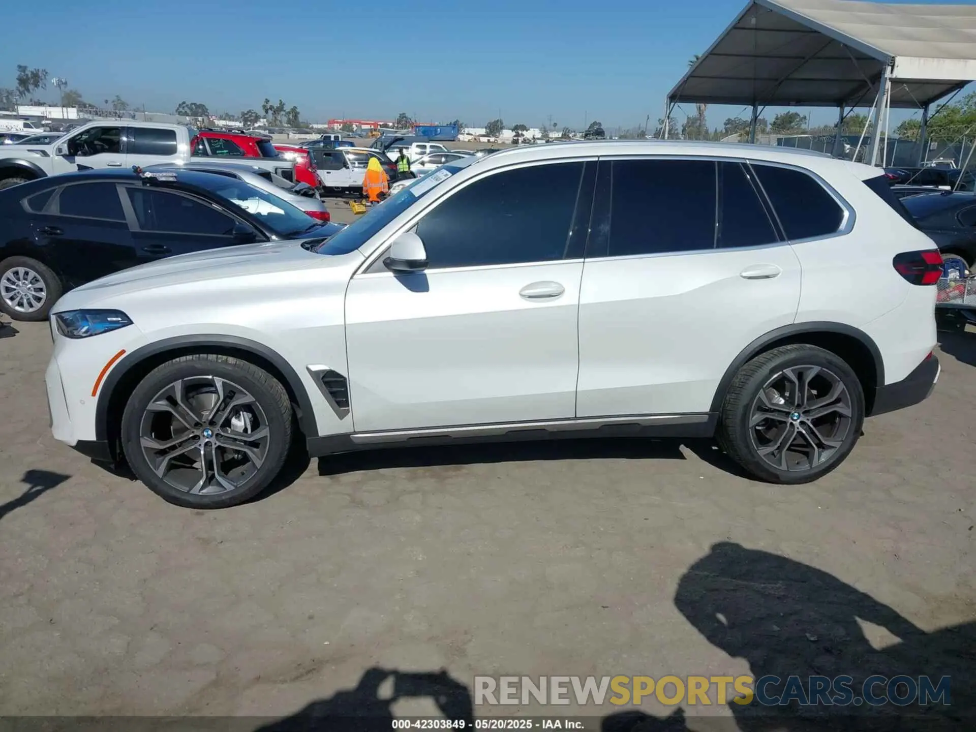 14 Photograph of a damaged car 5UX13EU0XS9W77167 BMW X5 2025