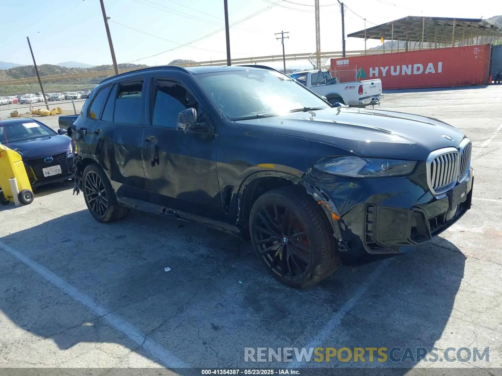 1 Photograph of a damaged car 5UX23EU00S9Y71257 BMW X5 2025