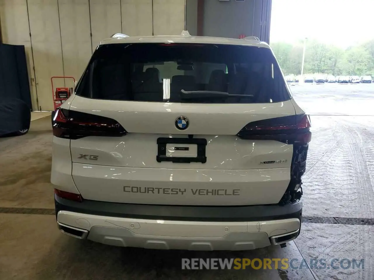 6 Photograph of a damaged car 5UX23EU03S9Y99683 BMW X5 2025