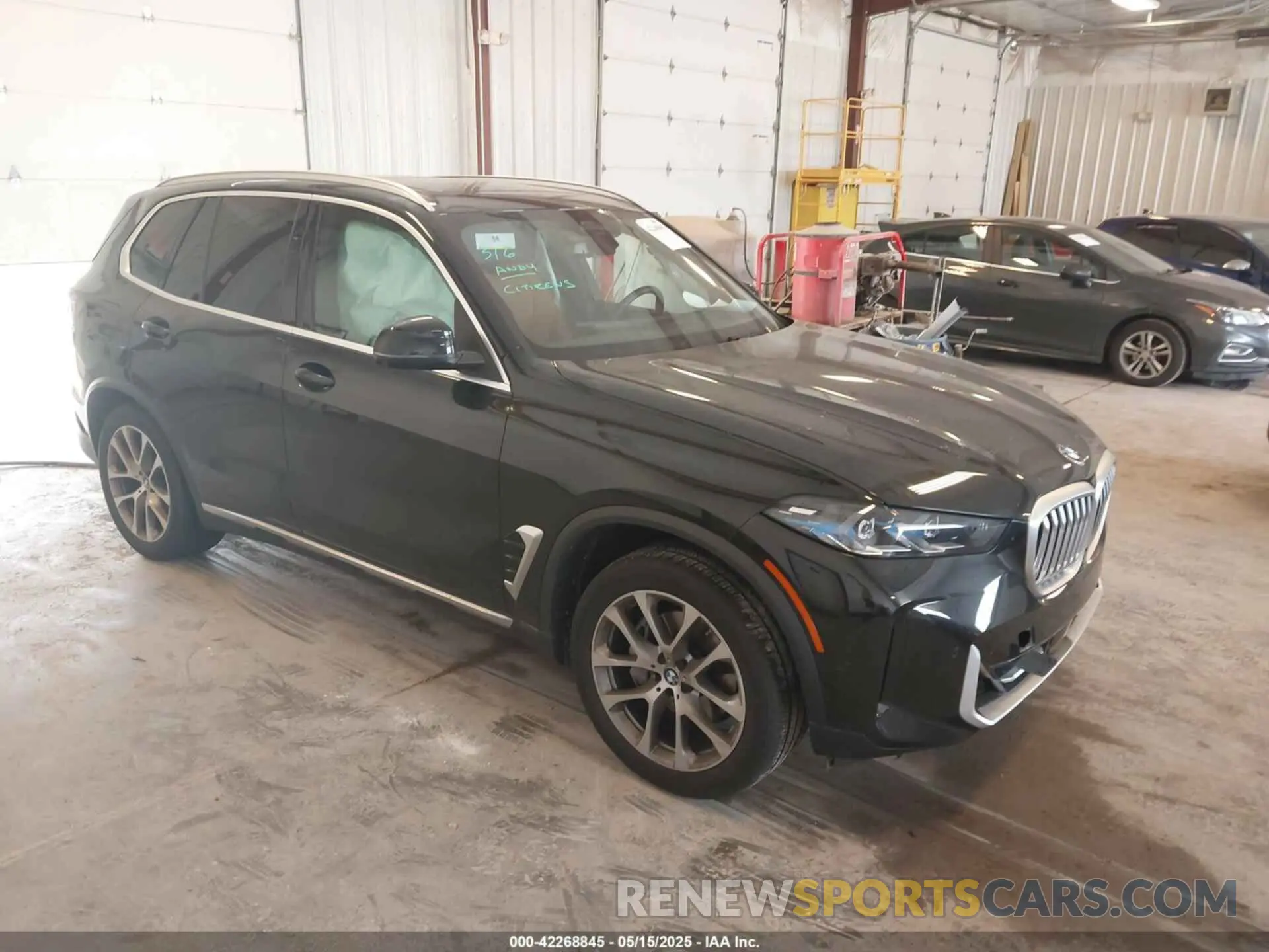 1 Photograph of a damaged car 5UX23EU07S9W36113 BMW X5 2025