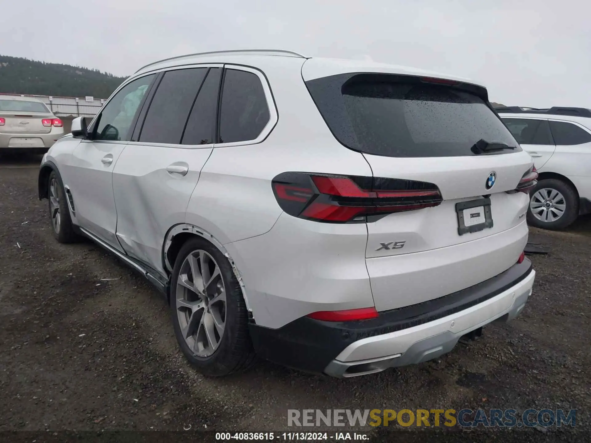 3 Photograph of a damaged car 5UX23EU08S9W52935 BMW X5 2025