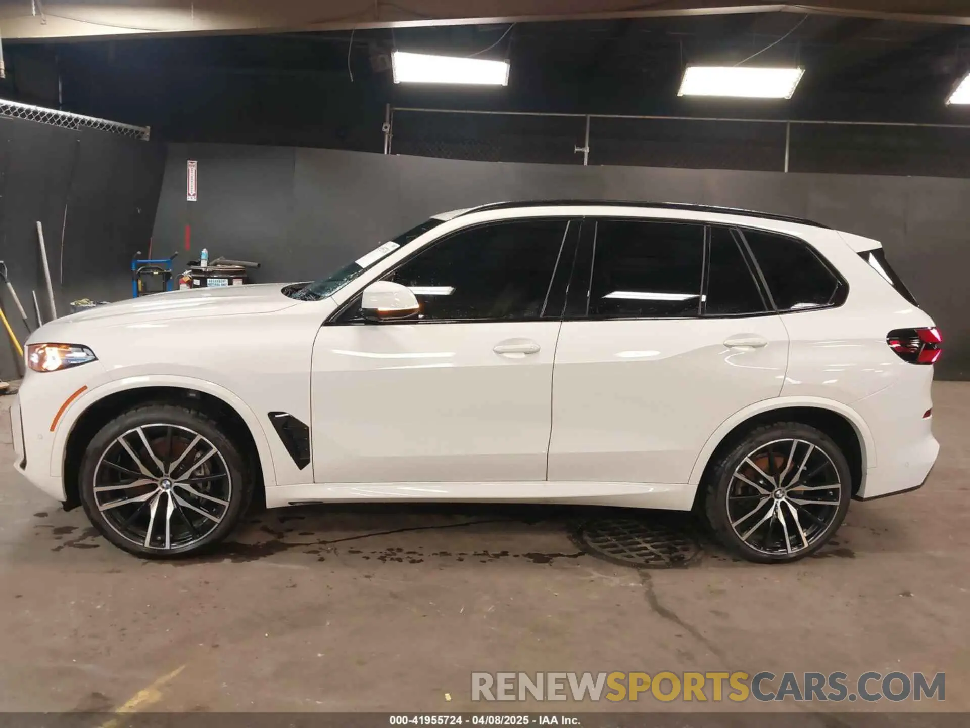 13 Photograph of a damaged car 5UX23EU08S9Y67859 BMW X5 2025