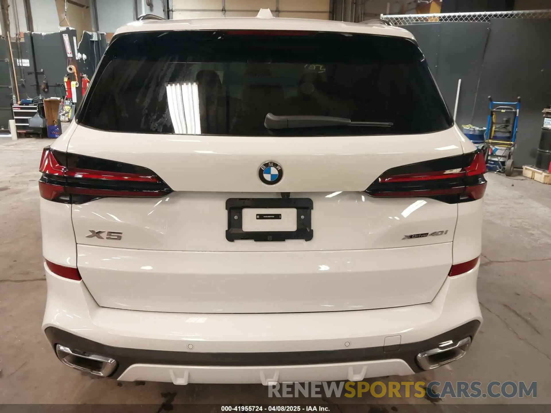 15 Photograph of a damaged car 5UX23EU08S9Y67859 BMW X5 2025