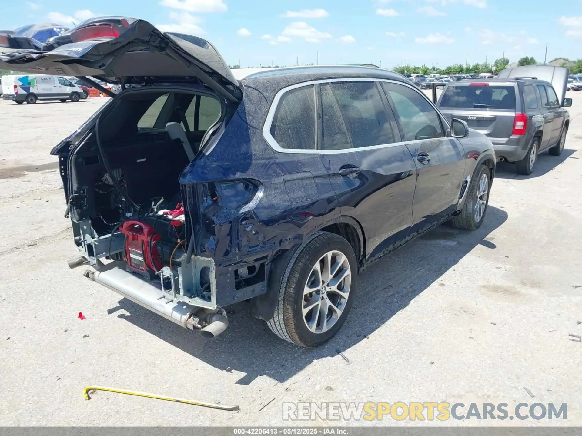 4 Photograph of a damaged car 5UX23EU09S9W61384 BMW X5 2025