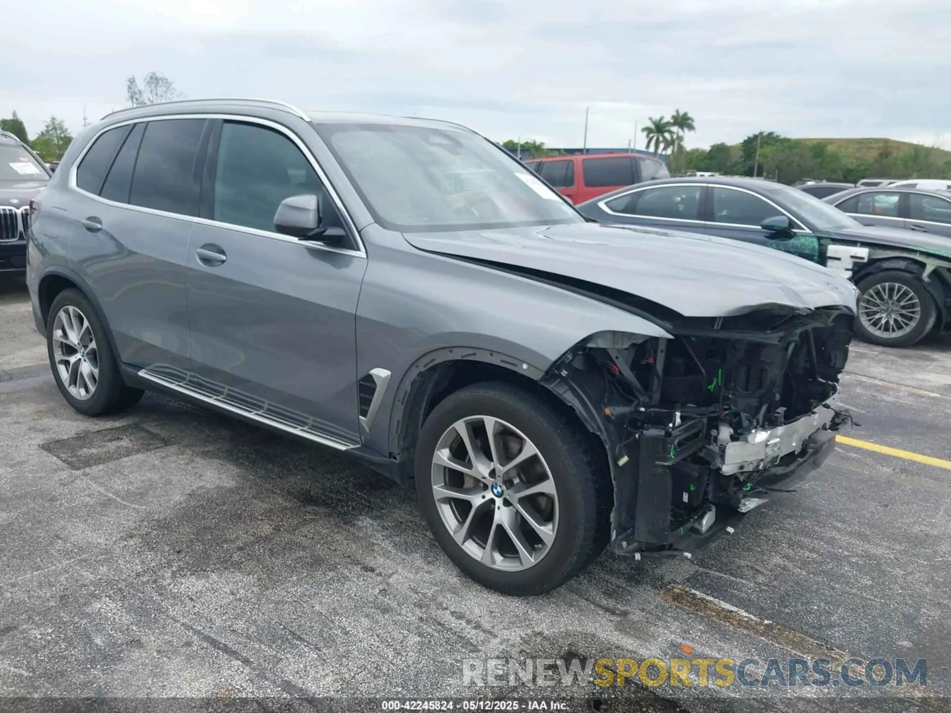 1 Photograph of a damaged car 5UX23EU0XS9W38082 BMW X5 2025
