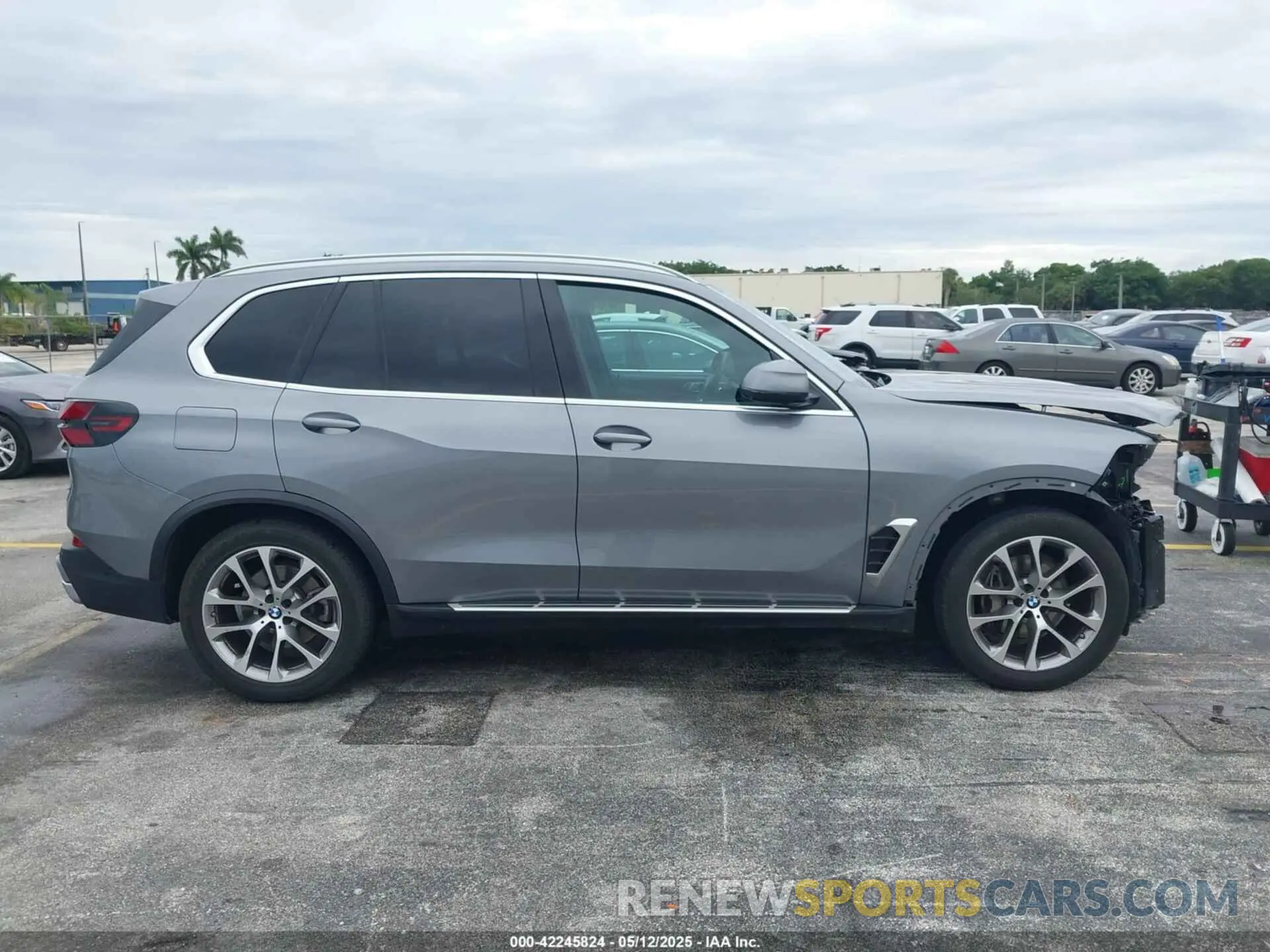 14 Photograph of a damaged car 5UX23EU0XS9W38082 BMW X5 2025