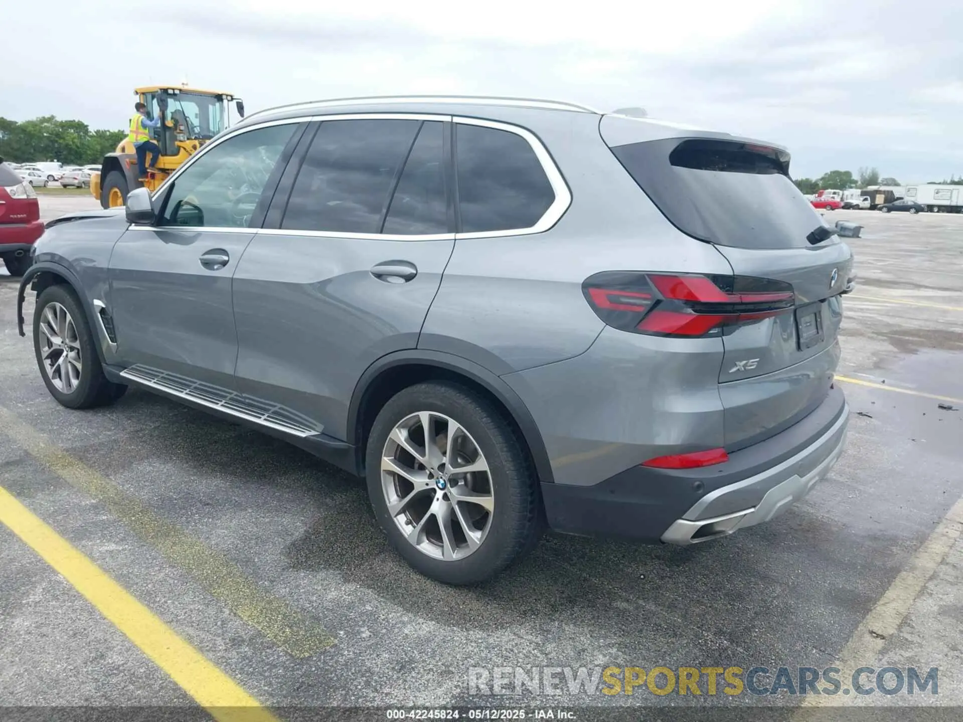 3 Photograph of a damaged car 5UX23EU0XS9W38082 BMW X5 2025