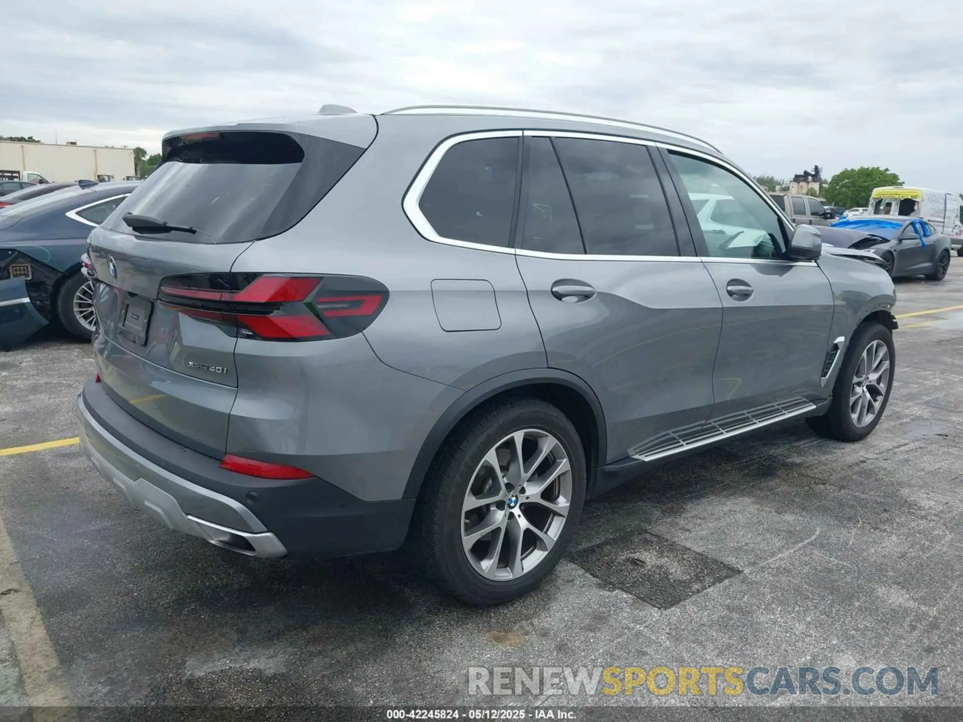 4 Photograph of a damaged car 5UX23EU0XS9W38082 BMW X5 2025