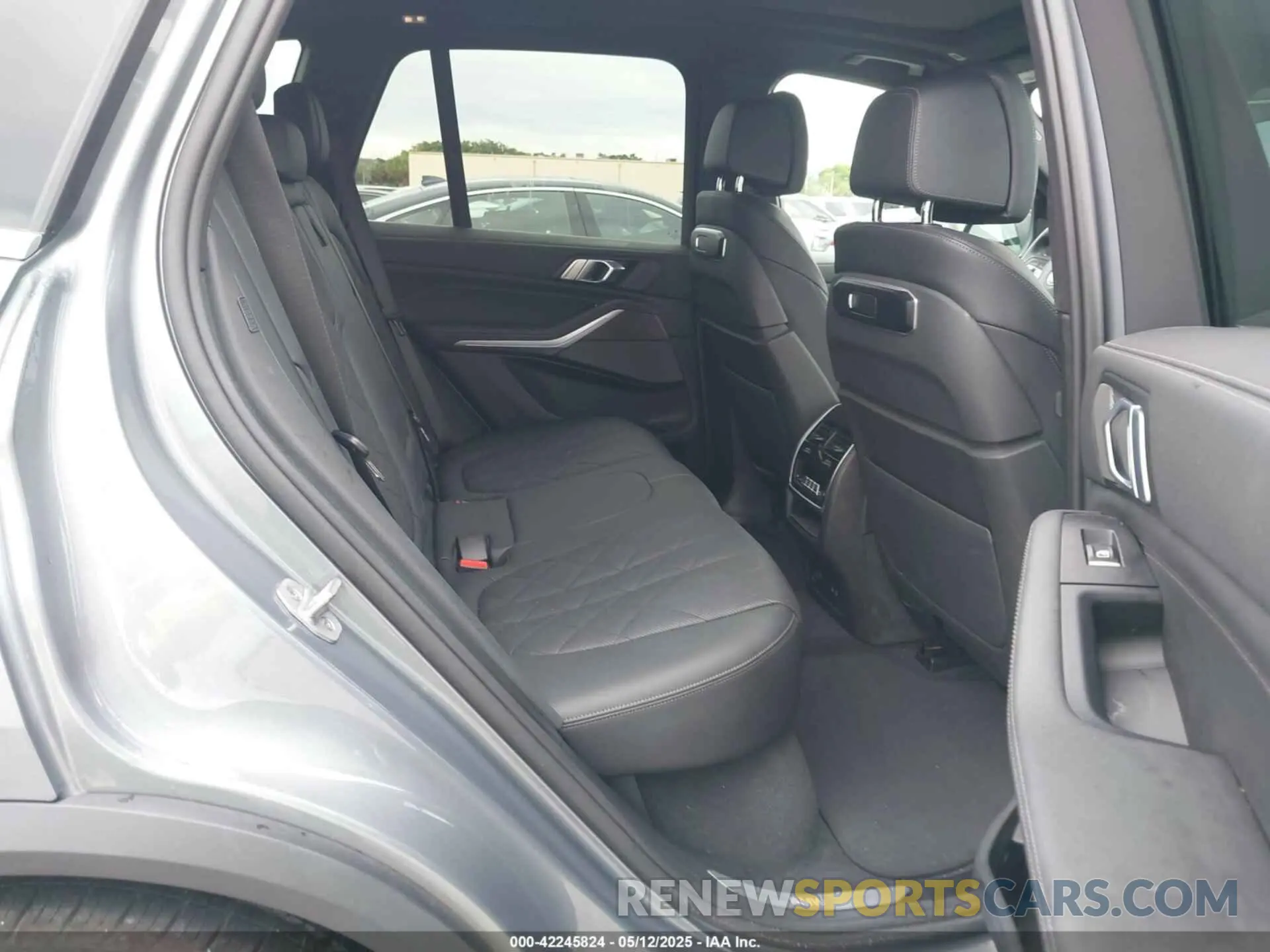 8 Photograph of a damaged car 5UX23EU0XS9W38082 BMW X5 2025