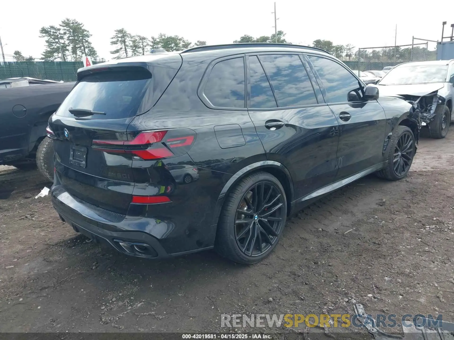 4 Photograph of a damaged car 5UX33EU08S9Z16126 BMW X5 2025